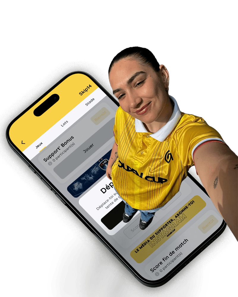 Une supportrice joue à l'application Golden Cup pendant un match